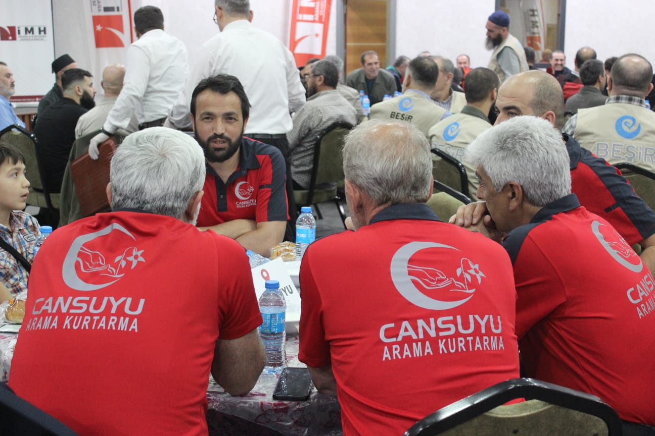 konyadaki-13-arama-ve-kurtarma-ekibi-iftarda-bulustu.jpeg