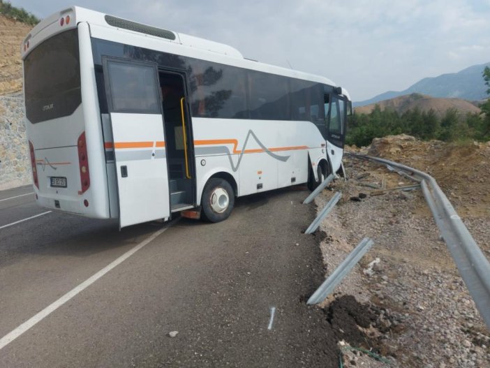 konya-yolunda-midibus-bariyerlere-carpti.jpg