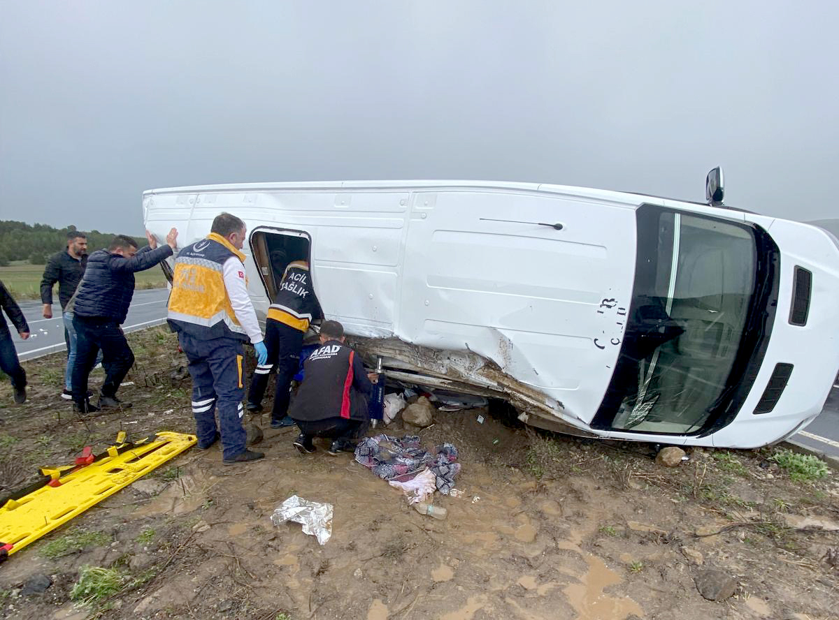 rehabilitasyon-ogrencilerinin-de-tasindigi-yolcu-minibusu-kaza-yapti-1-olu-cok-sayida-yarali-var-001.jpg