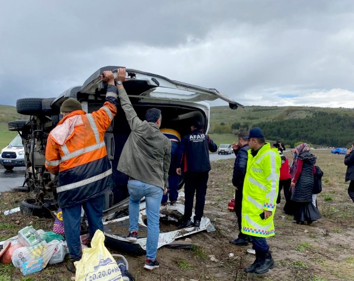 rehabilitasyon-ogrencilerinin-de-tasindigi-yolcu-minibusu-kaza-yapti-1-olu-cok-sayida-yarali-var.jpg