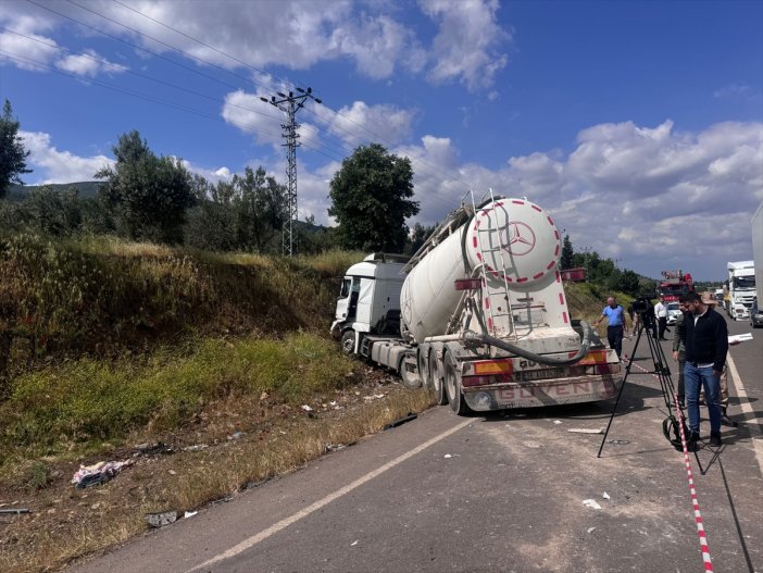 katliam-gibi-kaza-minibusle-beton-mikseri-carpisti-8-olu-11-yarali.jpg