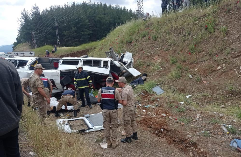 katliam-gibi-kaza-tir-minibusle-carpisti-8-olu.jpg