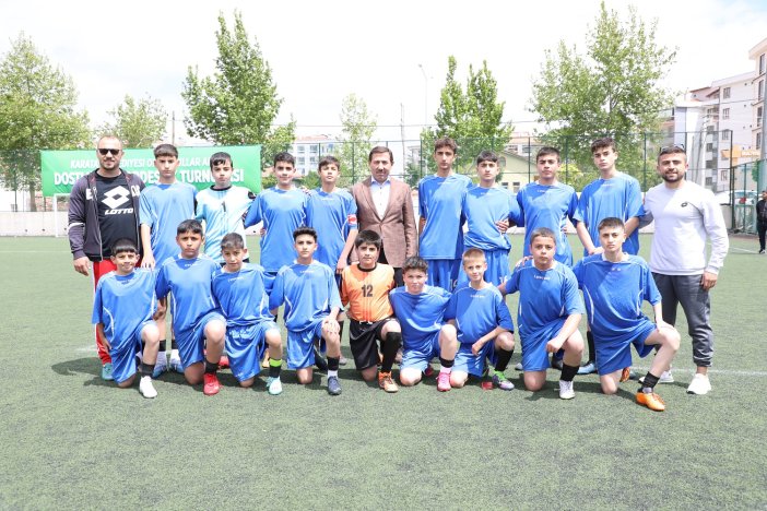 baskan-hasan-kilca-ogrencilerin-futbol-heyecanina-orta-oldu-004.jpg