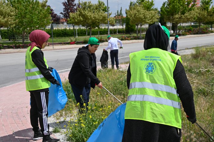 cevre-gonulluleri-selcukluda-mahalle-temizligi-yapti-003.jpg