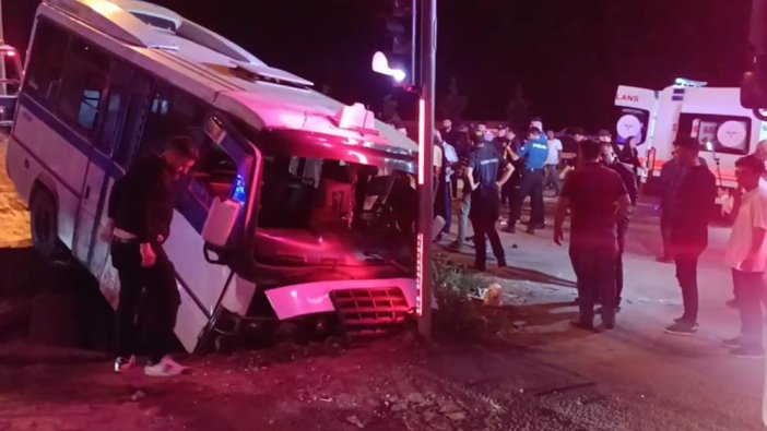 yolcu-minibusu-ile-otomobil-carpisti-22-yarali.jpg