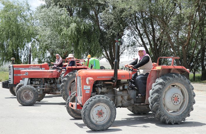 mahallenin-ciftci-kadinlari-traktorleriyle-tarla-yollarini-asindiriyor-001.jpg