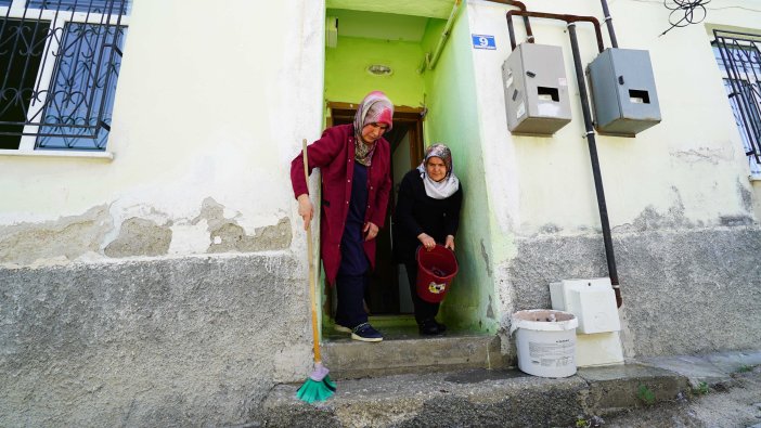 meramda-kurban-bayrami-oncesi-yaslilarin-evleri-temizlendi.jpg