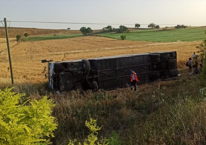 yolcu-otobusu-tarlaya-devrildi-27-kisi-yaralandi.jpg