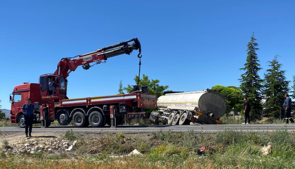 konyada-kontrolden-cikan-tir-sarampole-indi.jpg