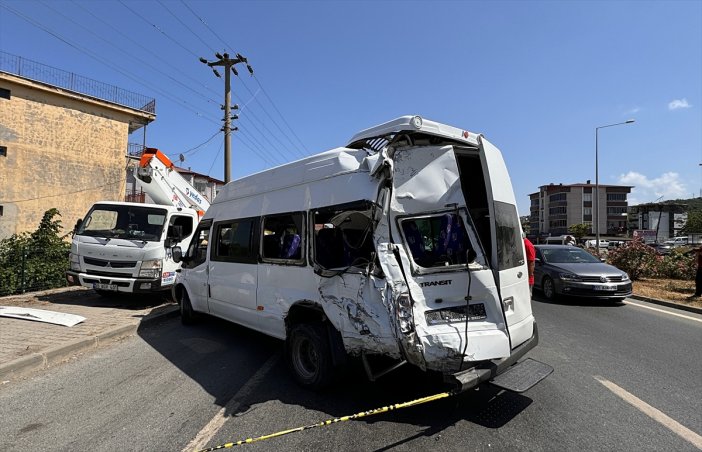 yolcu-minibusu-kamyonla-carpisti-11-yarali.jpg