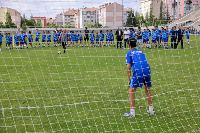 gelecegin-yildiz-futbolculari-selcukludaki-bu-okulda-yetisiyor.jpg