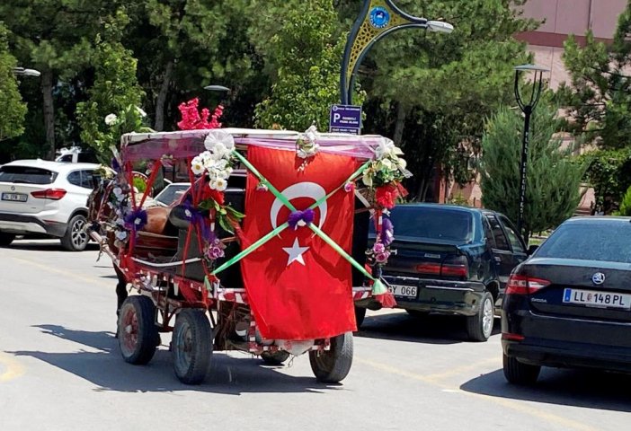 konyada-nostalji-ruzgari-sunnet-cocuklari-gelin-damat-ve-turistleri-gezdiriyor-001.jpg