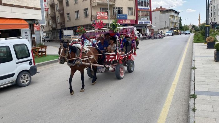 konyada-nostalji-ruzgari-sunnet-cocuklari-gelin-damat-ve-turistleri-gezdiriyor-003.jpg