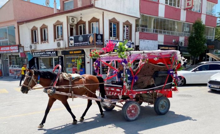 konyada-nostalji-ruzgari-sunnet-cocuklari-gelin-damat-ve-turistleri-gezdiriyor.jpg