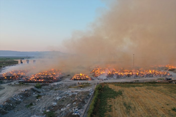 osbde-kagit-fabrikasi-yaniyor-saatlerdir-sondurulemedi-001.jpg