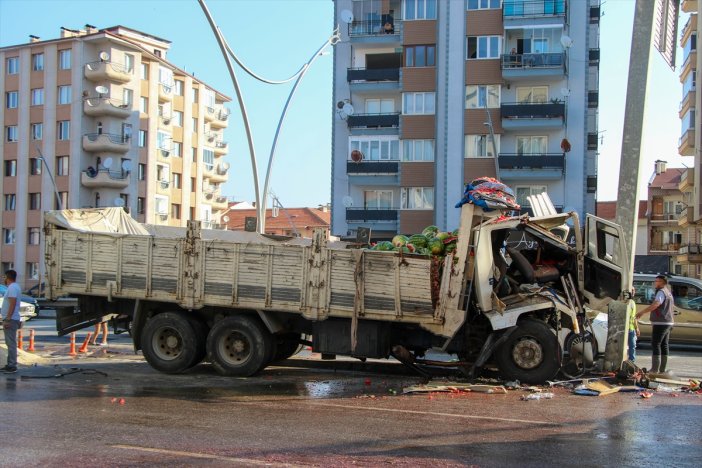 direge-carpan-karpuz-yuklu-kamyonun-surucusu-hayatini-kaybetti-002.jpg