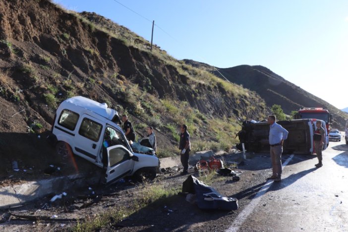 ambulans-ile-hafif-ticari-arac-carpisti-4-olu-1-yarali.jpg