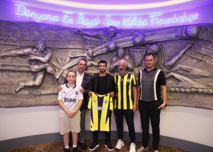 tarlasina-traktorle-fenerbahce-yazan-ciftci-kadikoyde-mac-izledi-003.jpg