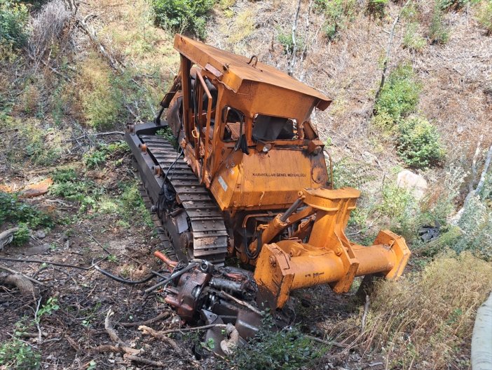 yangina-mudahale-sirasinda-dozer-dereye-yuvarlandi-operator-oldu.jpg