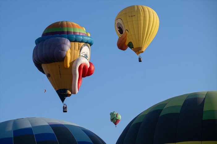 figurlu-sicak-hava-balonlari-peribacalari-uzerinde-suzuldu-001.jpg