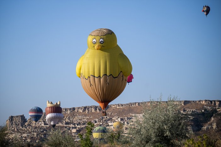 figurlu-sicak-hava-balonlari-peribacalari-uzerinde-suzuldu.jpg