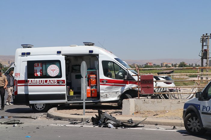 ambulans-ile-otomobil-carpisti-yaralilar-var.jpg