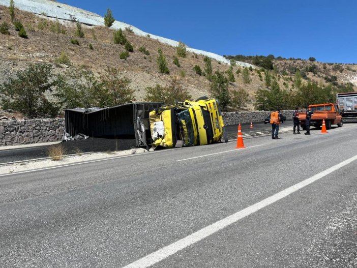 konya-plakali-tir-devrildi-yol-trafige-kapandi.jpg