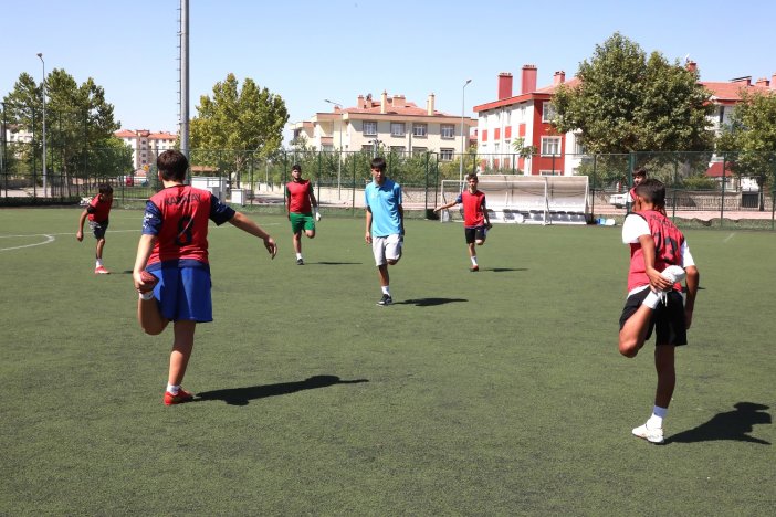 karatay-gelecegin-yildiz-futbolcularini-secti-001.jpg