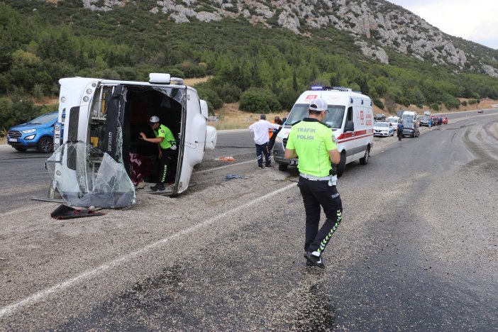 dugun-yolunda-kaza-yolcu-otobusu-devrildi-cok-sayida-yarali-var-001.jpg