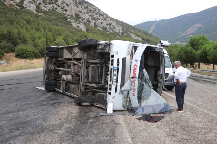 dugun-yolunda-kaza-yolcu-otobusu-devrildi-cok-sayida-yarali-var.jpg