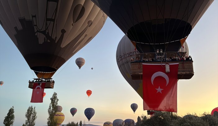 sicak-hava-balonlari-turk-bayraklariyla-uctu-001.jpg