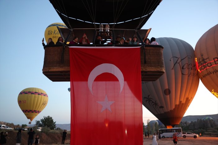 sicak-hava-balonlari-turk-bayraklariyla-uctu.jpg