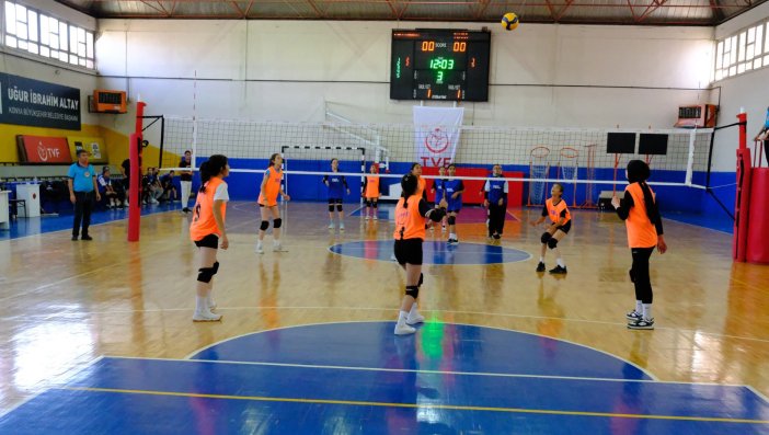 konyada-futbol-ve-voleybol-turnuvalarinin-sampiyonlari-belli-oldu-002.jpg