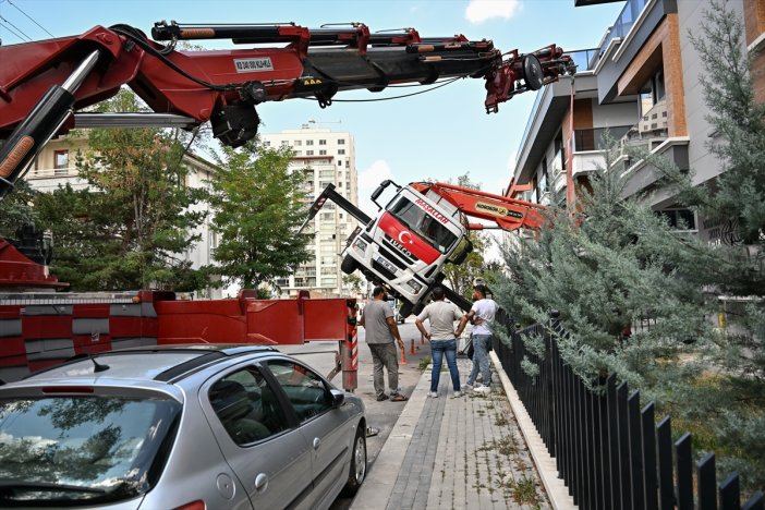 manzarayi-goren-sasti-kaldi-binaya-yuk-tasiyordu.jpg