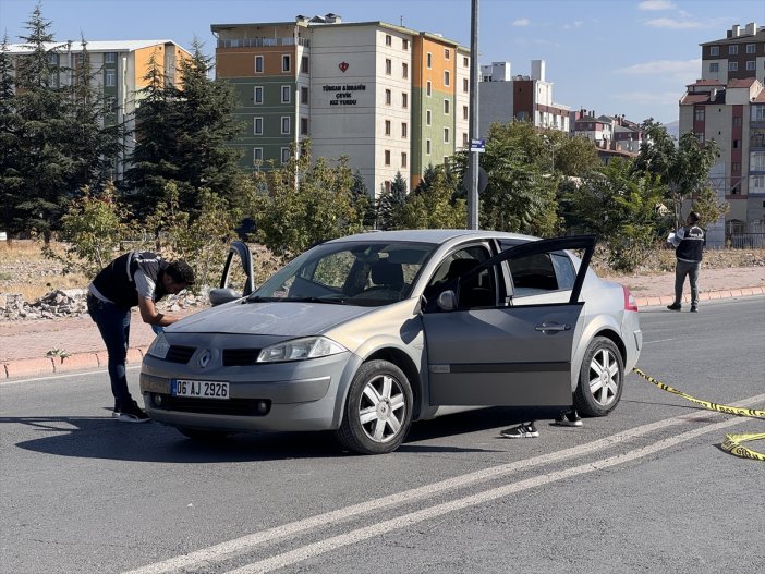 otomobilin-onunu-kesip-eski-esine-kursun-yagdirdi.jpg