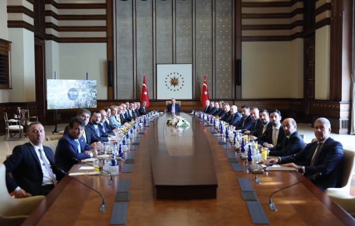 cumhurbaskani-erdogan-fenerbahce-kulubu-heyetini-kabul-etti-001.jpg