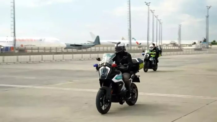 bakan-yerlikaya-yeni-polis-motosikletlerini-test-etti.webp