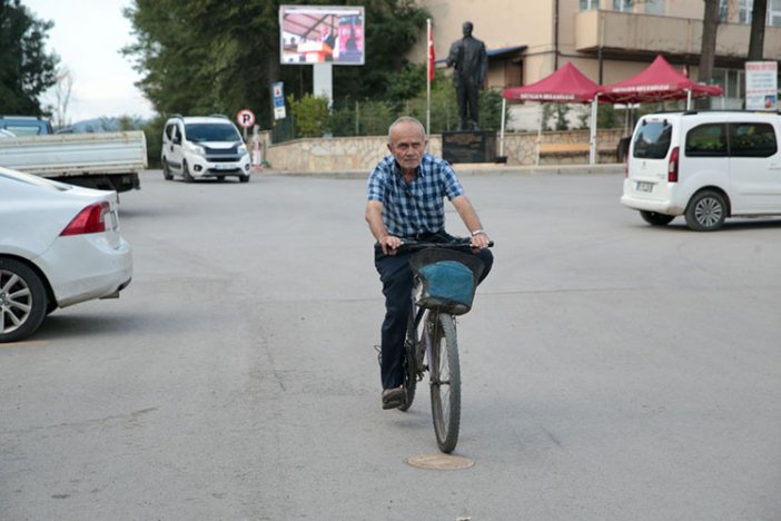 emektar-terzi-gecimini-sagladigi-dukkanina-40-yildir-bisikletiyle-geliyor-001.jpg