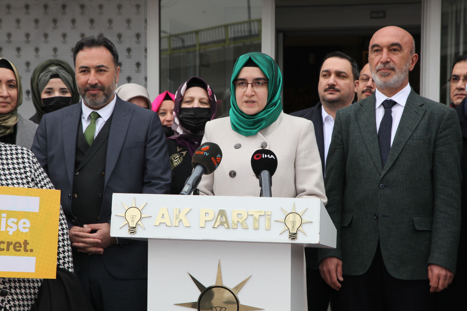 ak-parti-konya-il-kadin-kollari-baskani-esra-dogan-candan.jpeg