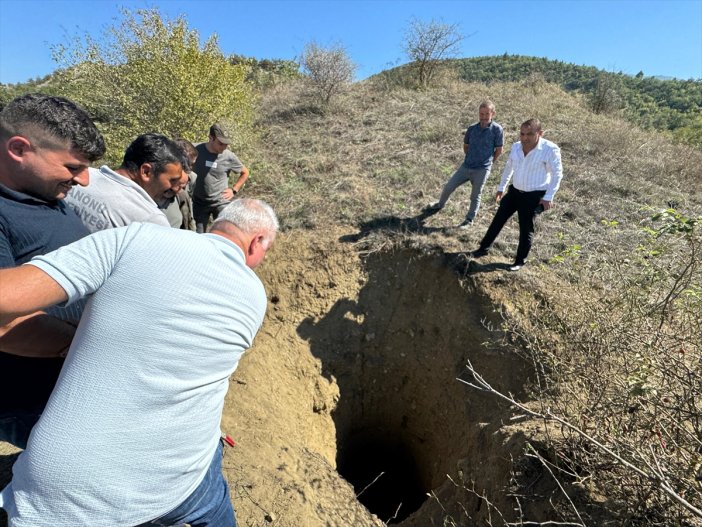 ayi-definecilerin-kazdigi-cukura-dustu-is-makinesiyle-kurtarildi.jpg