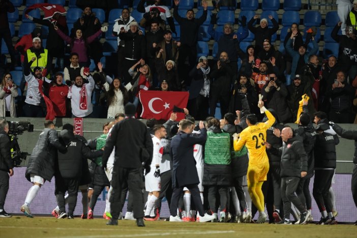 a-milli-futbol-takimi-ilkleri-basariyor-001.jpg