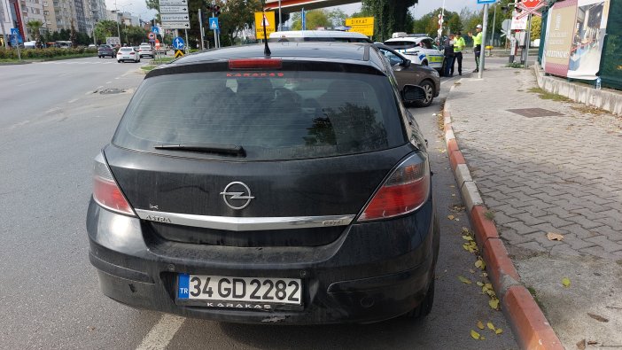 kirmizi-isikta-otomobile-carpan-motosiklet-surucusu-yaralandi.jpg