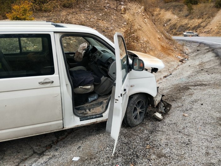 minibus-ile-otomobil-kafa-kafaya-carpisti-10-yarali-001.jpg