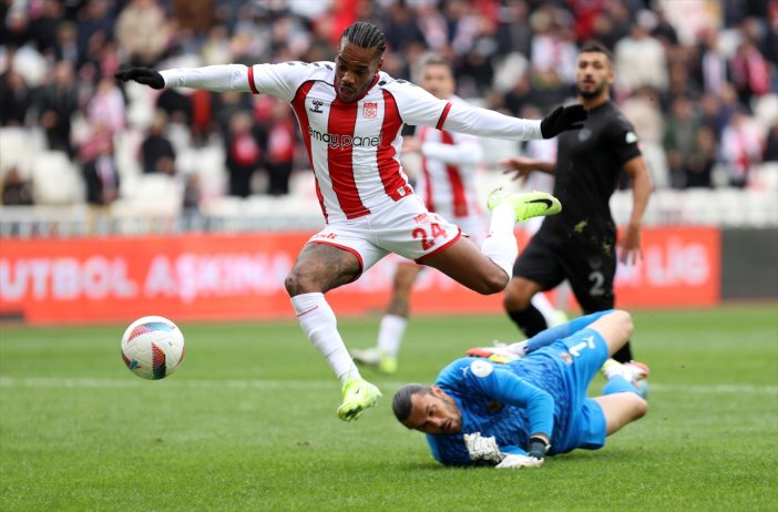 sivasspor-3-mac-sonra-galibiyet-sevinci-yasadi.jpg