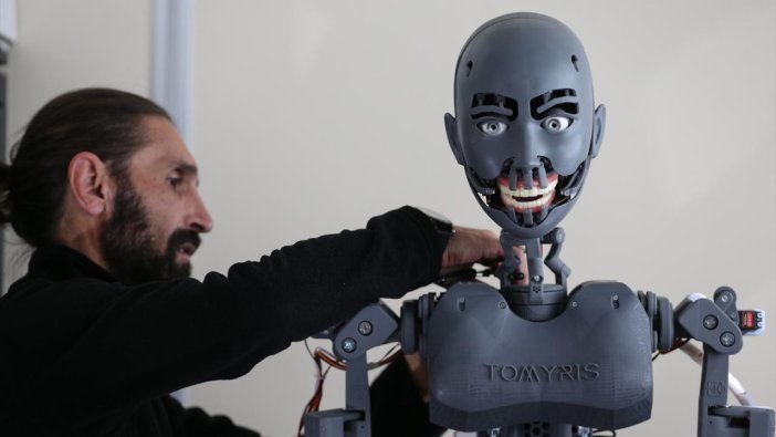 40-gunde-uretilen-tomyris-robot-9-mimik-yapabiliyor-001.jpg