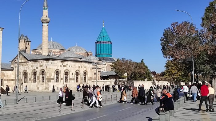 konya-mevlana-muzesine-ziyaretci-akini.jpg