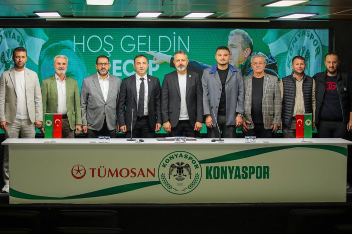 recep-ucar-konyaspora-imzayi-atti.png