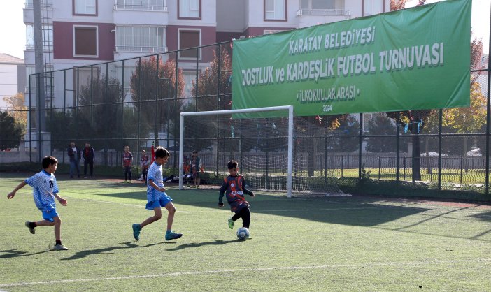 karatayda-ilkokul-ogrencileri-futbol-turnuvasinda-ter-dokuyor-001.jpg