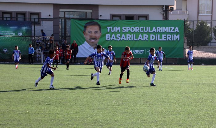 karatayda-ilkokul-ogrencileri-futbol-turnuvasinda-ter-dokuyor.jpg