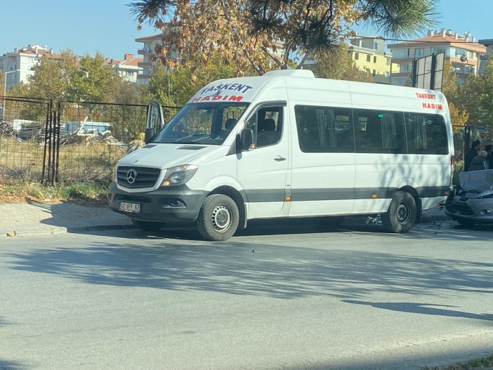 konyada-otomobil-yolcu-minibusune-carpti.jpg